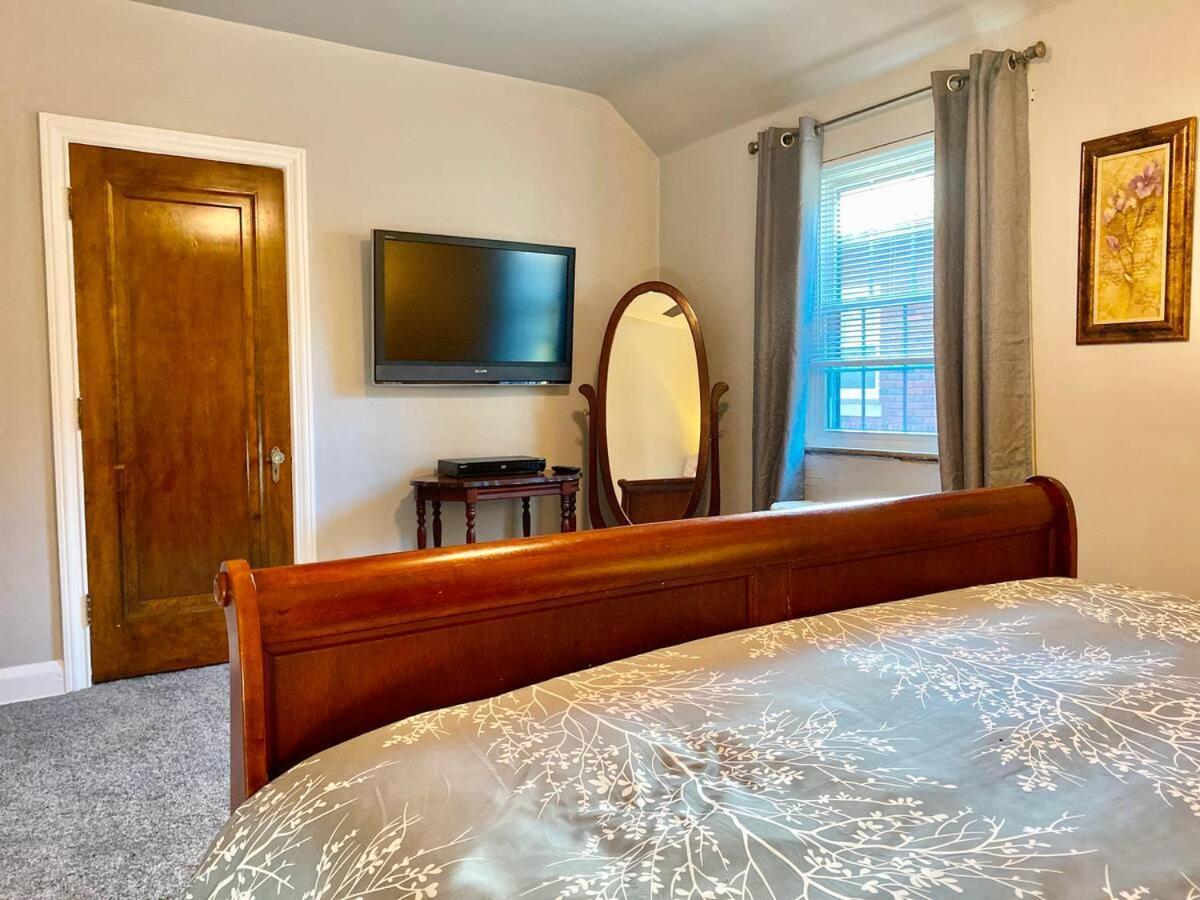 Apartment Contemporary And Modern, Furnished 2 Bedroom Apartments, Filled With Desirable Amenities Toledo