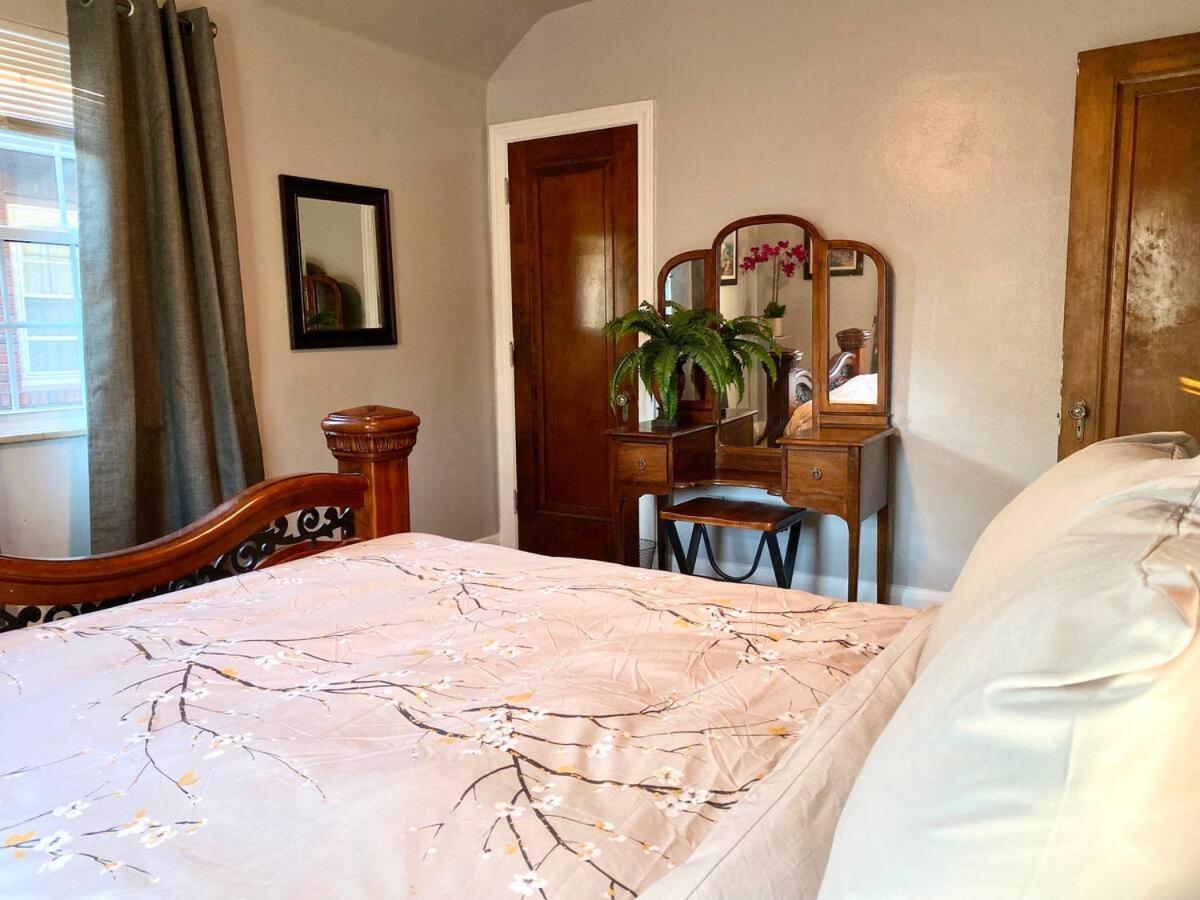 Contemporary And Modern, Furnished 2 Bedroom Apartments, Filled With Desirable Amenities Apartment *