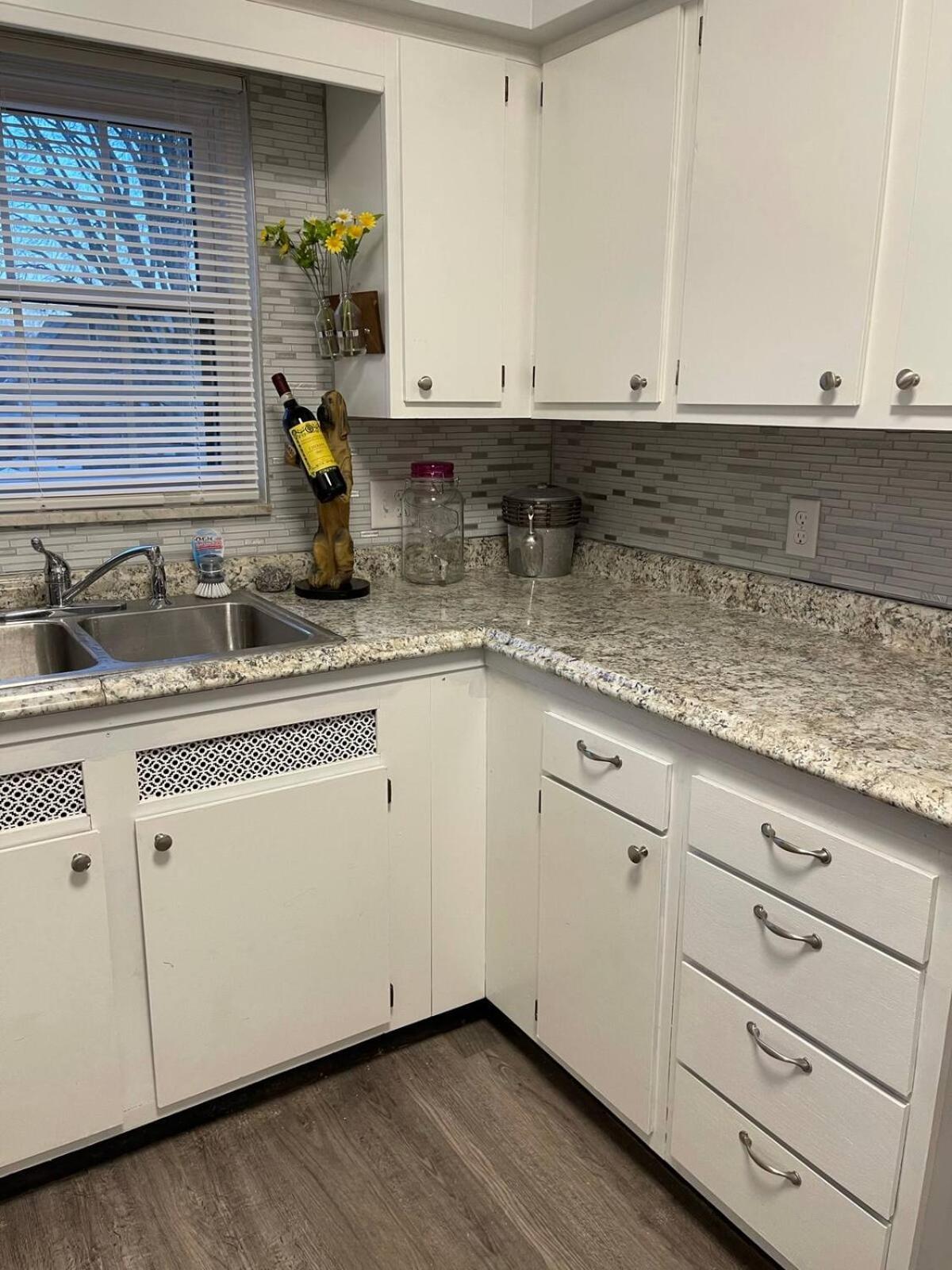 Contemporary And Modern, Furnished 2 Bedroom Apartments, Filled With Desirable Amenities * Toledo