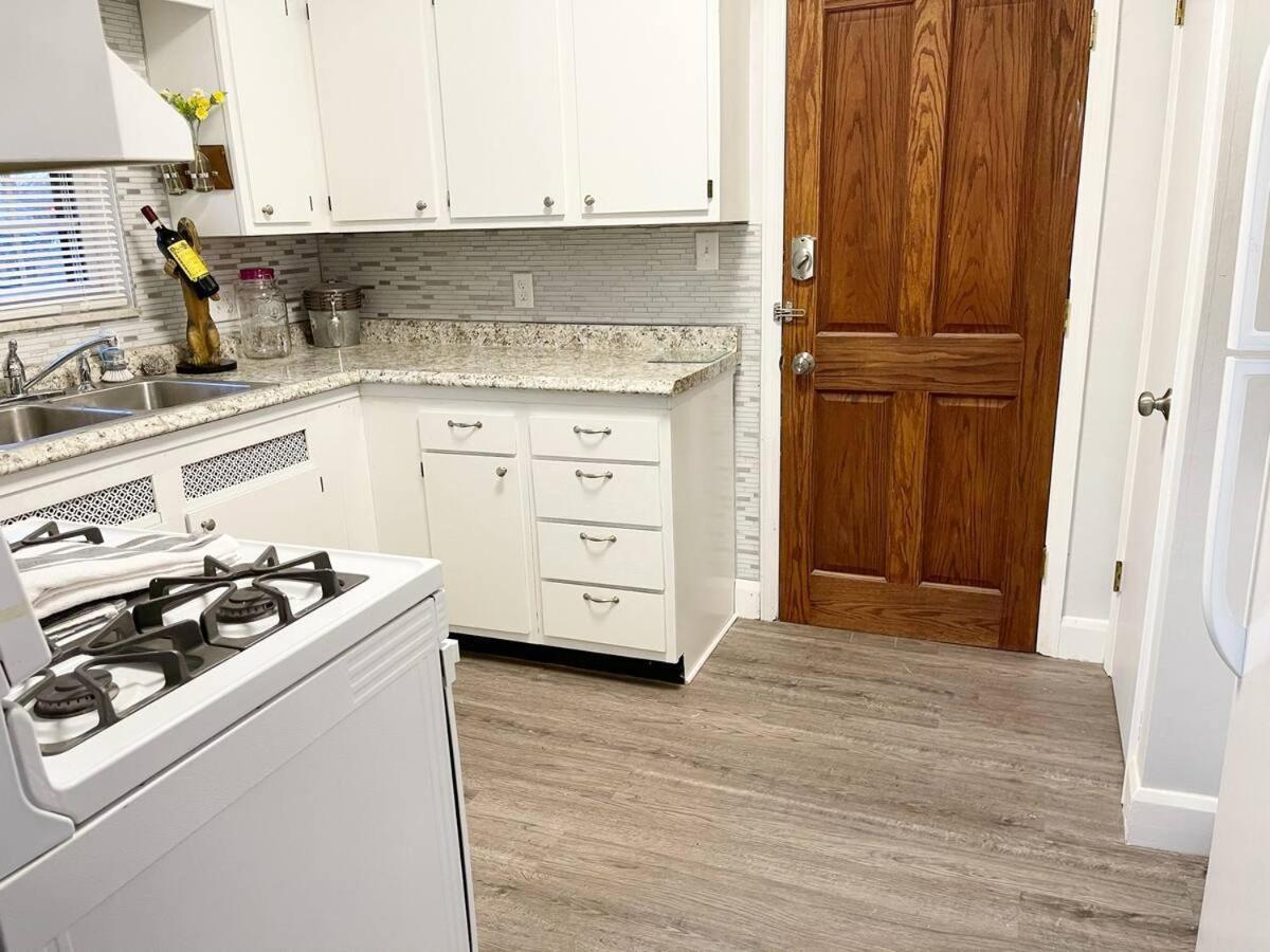 Apartment Contemporary And Modern, Furnished 2 Bedroom Apartments, Filled With Desirable Amenities Toledo