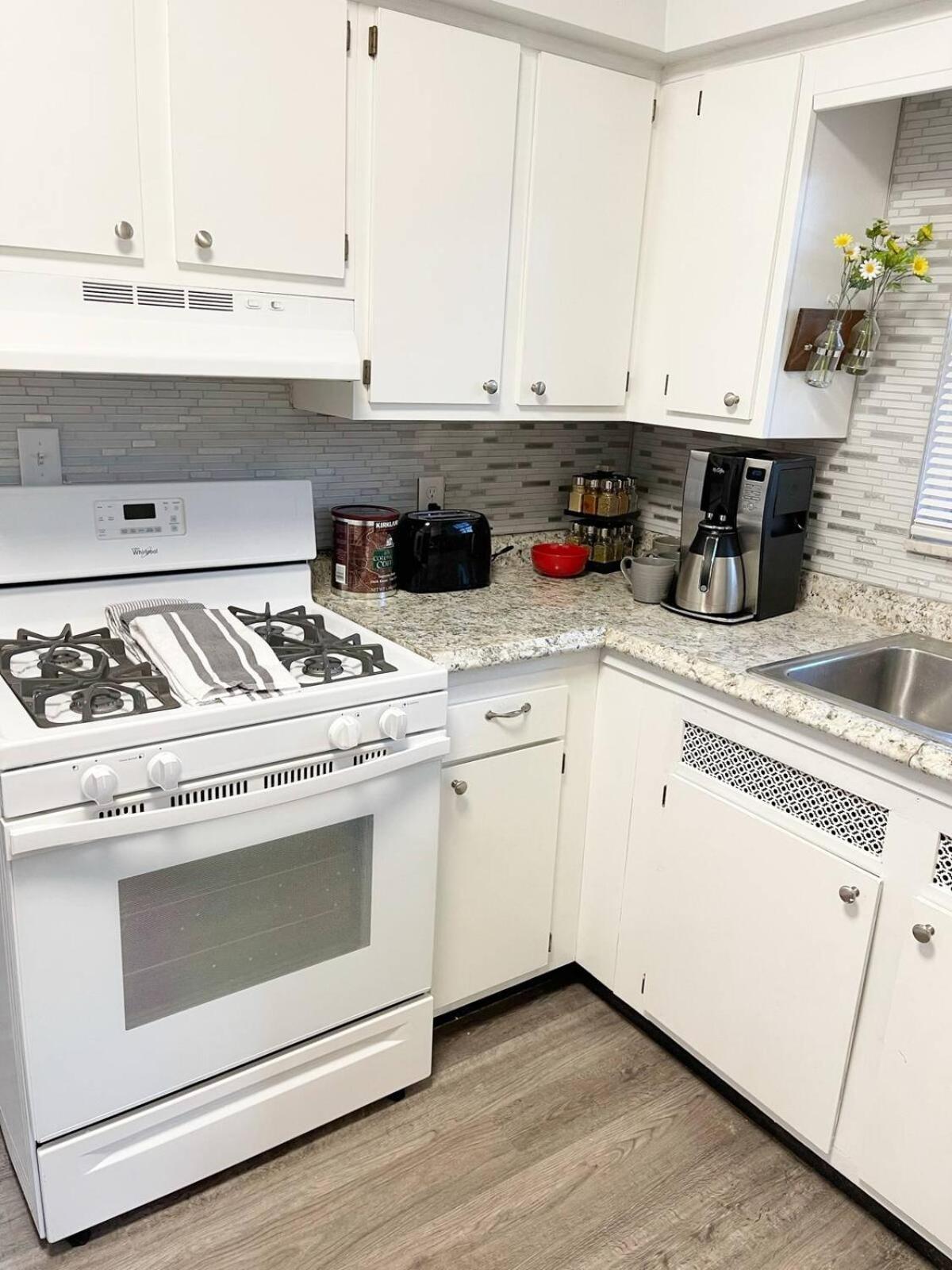 Apartment Contemporary And Modern, Furnished 2 Bedroom Apartments, Filled With Desirable Amenities *
