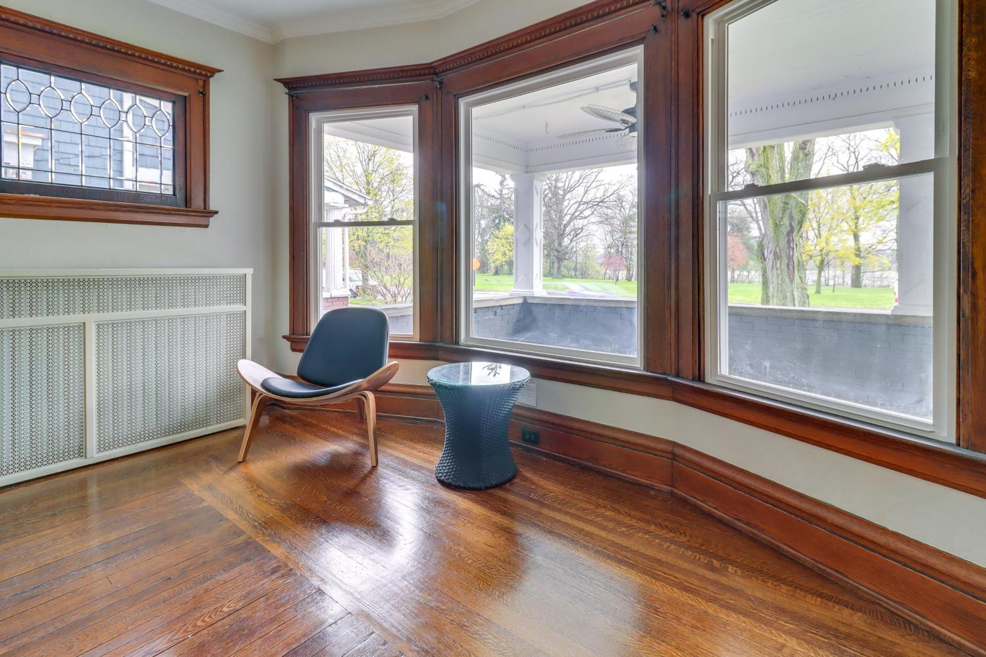 Walkable 4 Mi To Downtown Toledo! *
