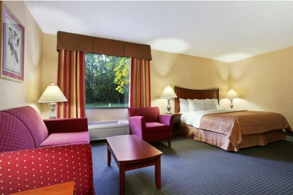 Courtyard By Marriott West Hotel