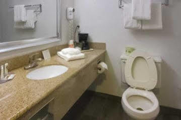 Inn Quality Alexis Rd 3*