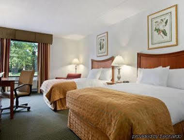 Courtyard By Marriott West Hotel