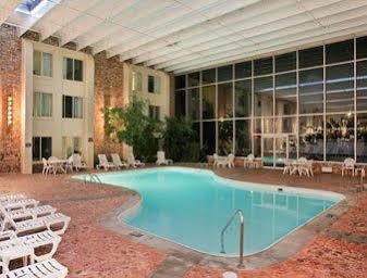 Courtyard By Marriott West Hotel