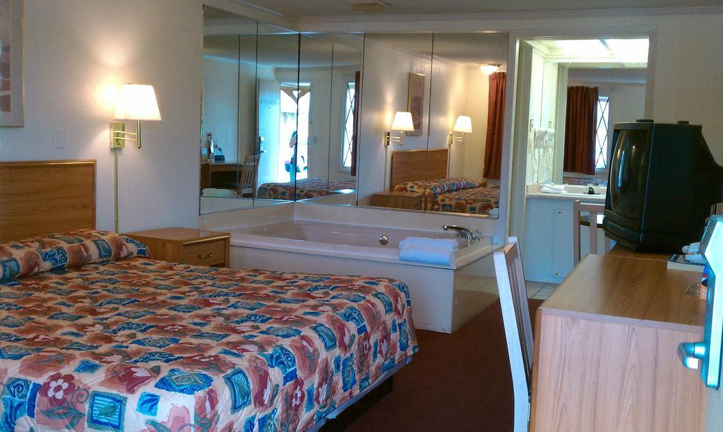 Knights West Motel 3*